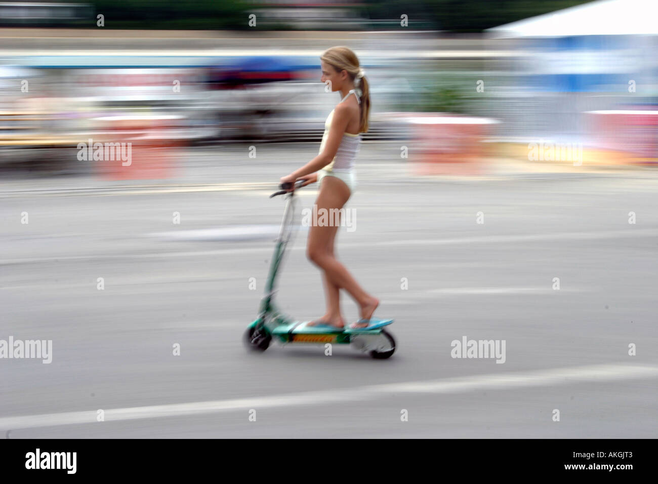 Patinete eléctrico fotografías e imágenes de alta resolución - Alamy