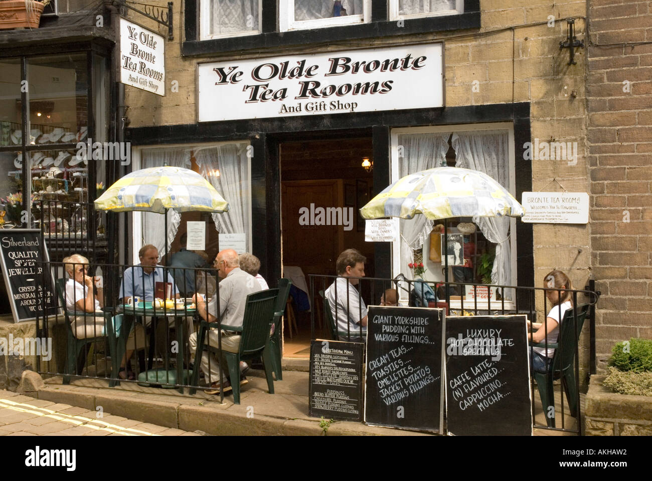 Ye Bronte antiguos salones de té High street Haworth Yorkshire, Inglaterra Foto de stock