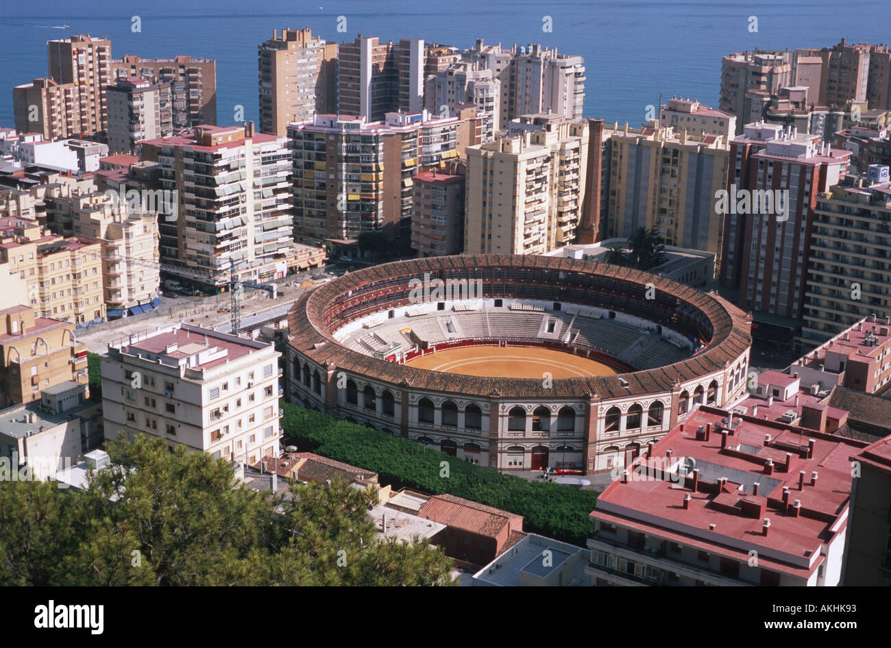 La plaza de toros, la Plaza de La Malagueta, en Málaga, España tomada desde un mirador elevado Foto de stock