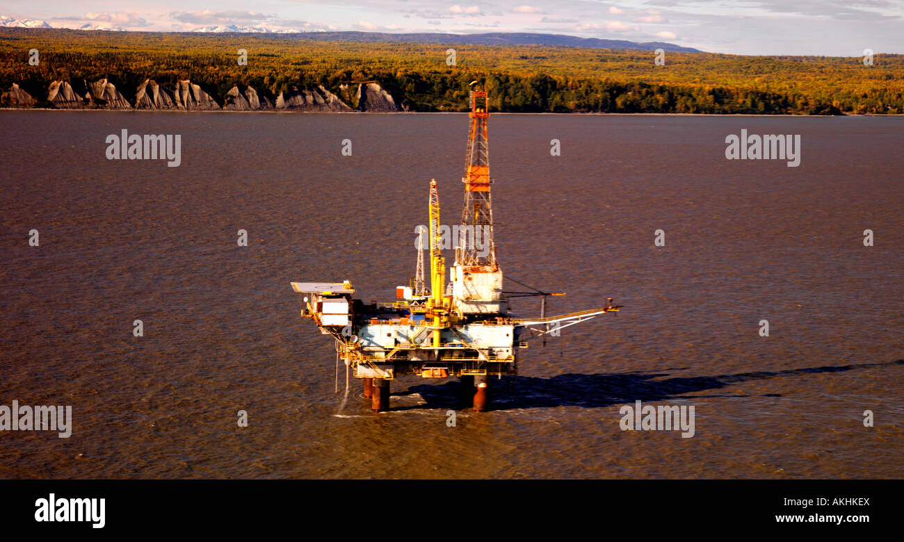 La producción de petróleo y gas costa afuera en el Cook Inlet Alaska la plataforma petrolífera Bruce es operado por Unocal Foto de stock