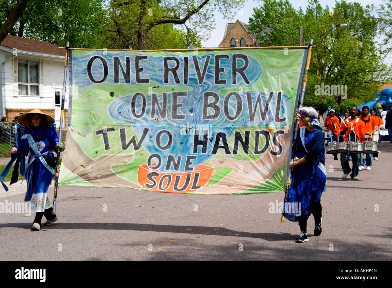 Uno de los temas MayDay un río de un tazón de dos manos, un alma banner