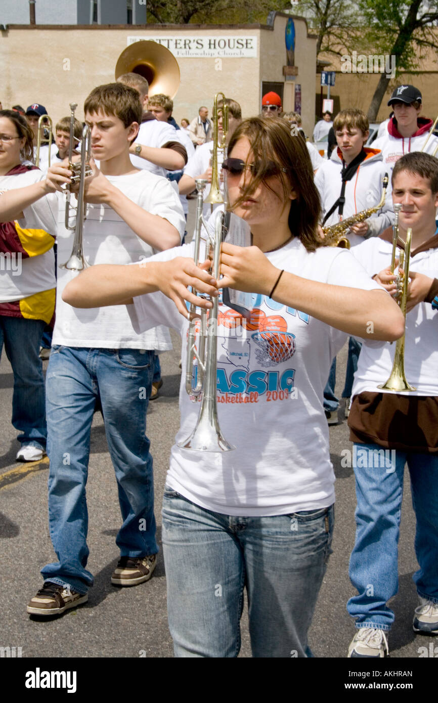 High school band marchando en el desfile. MayDay Parade y el Festival. De Minneapolis, Minnesota, EE.UU. Foto de stock