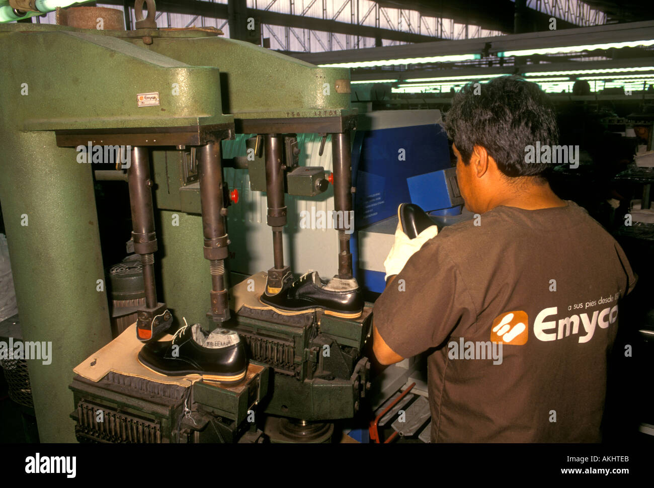 Mexicana, hombre, masculino, empleado en el trabajo, el trabajador, el  trabajo, la fábrica de calzado emyco, fábrica de calzado, León, Guanajuato,  México Fotografía de stock - Alamy