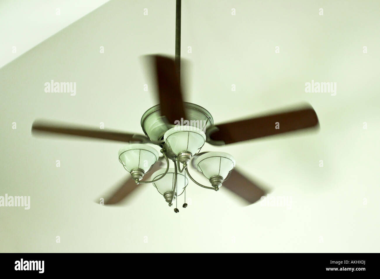 Paleta de ventilador de techo que gira a alta velocidad en una habitación  caliente Fotografía de stock - Alamy