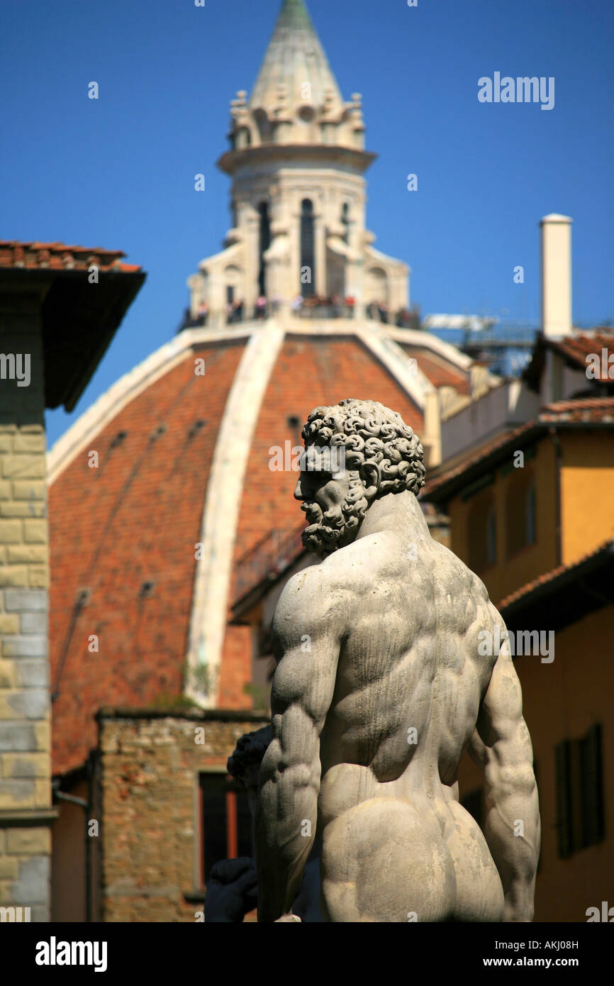 El Escorzo del Domo Brunelleschi con estatua de Neptuno, Florencia, Toscana, Italia Foto de stock