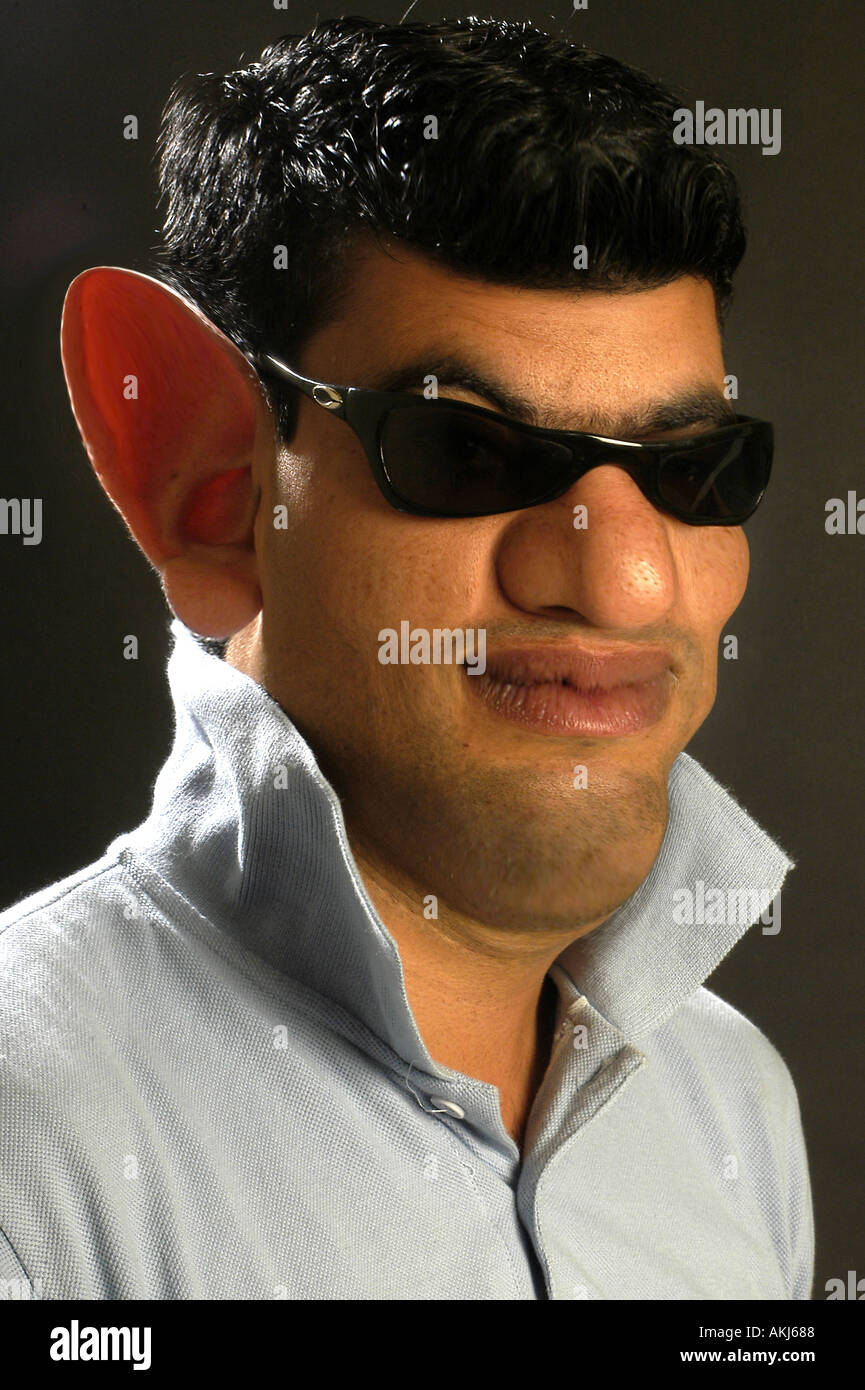 Retrato de un hombre de mediana edad de Argentina con inusualmente grandes  orejas y gafas de sol Fotografía de stock - Alamy