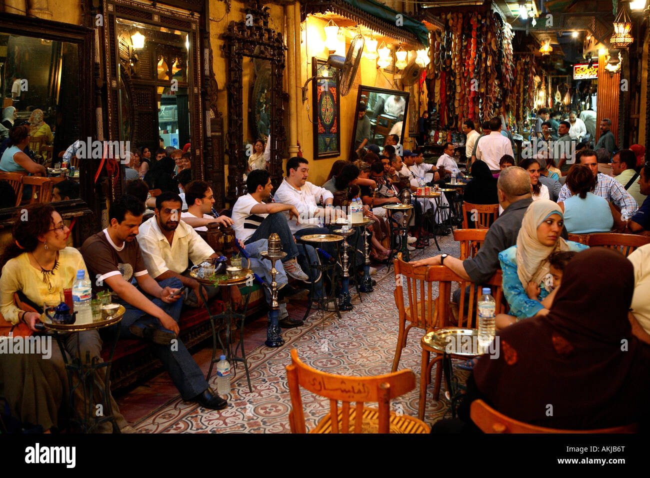 Egipto, El Cairo, en el centro de la ciudad, dentro del zoco de Khan El Khalili, el Fishawi cafe Foto de stock