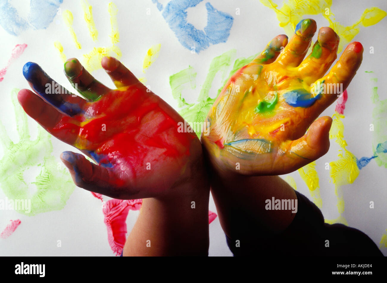 Un par de manos con pintura para niños Fotografía de stock - Alamy