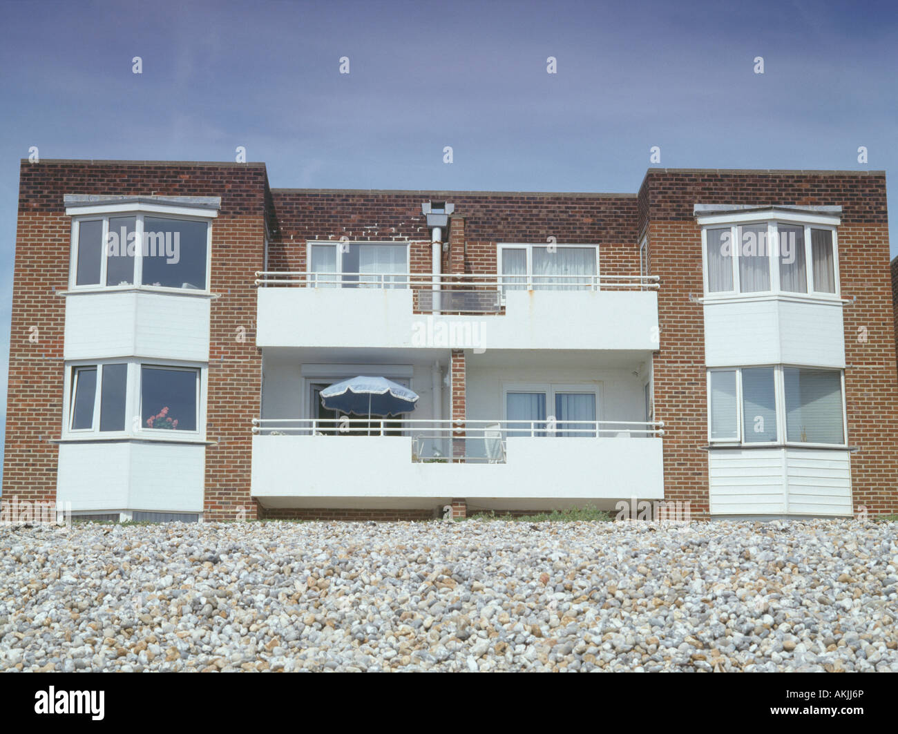 70 edificio de apartamentos en la costa de West Sussex Foto de stock