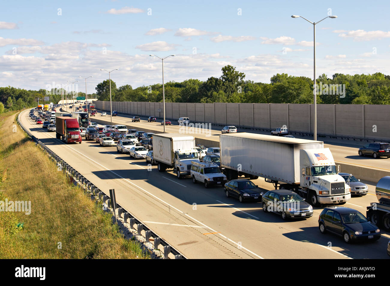 Transporte Riverwoods Illinois el tráfico en la autopista interestatal I 94 mediana de hormigón de varios carriles de tráfico Foto de stock