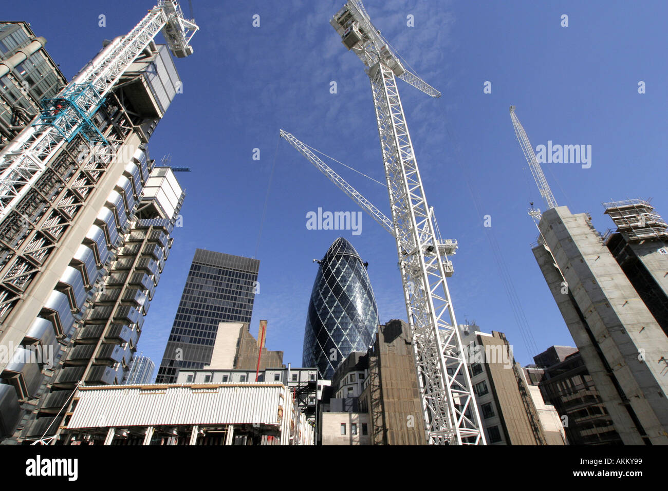 Grúas de construcción en el distrito financiero de Londres, Inglaterra Foto de stock