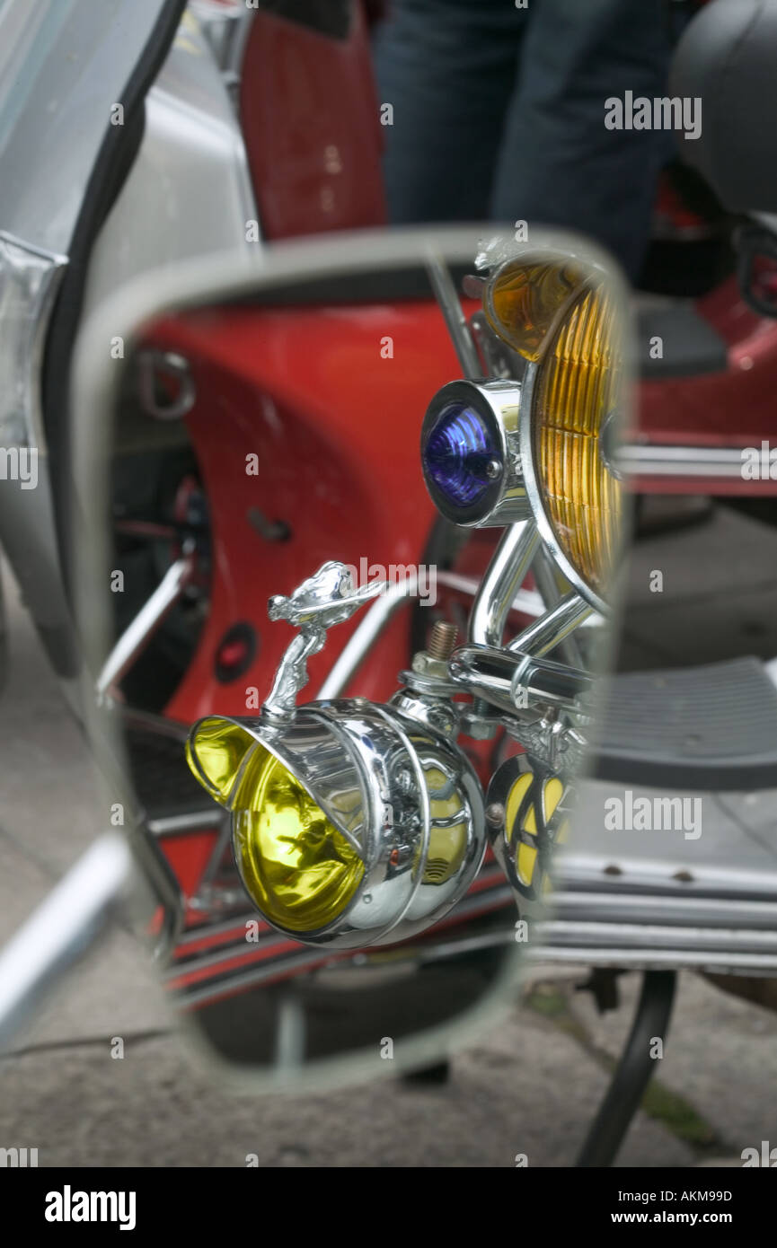 Los adornos cromados y luces de un scooter mod se ve reflejado en el espejo  de otro scooter mod Brighton, REINO UNIDO Fotografía de stock - Alamy