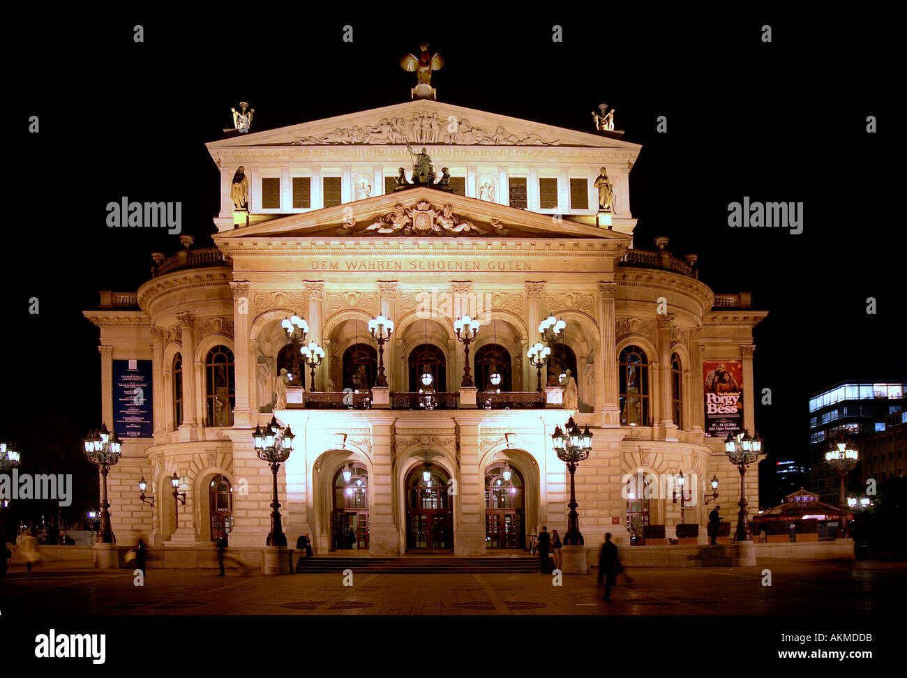 Alte Oper en Frankfurt Alemania por noche Foto de stock