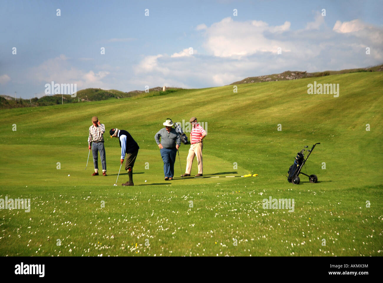 Los hombres juegan golf, Arisaig, Highland Escocia Foto de stock