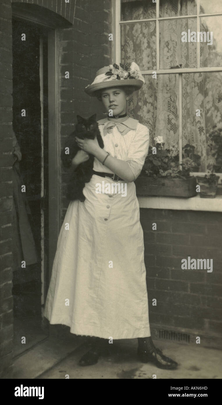 Postales fotográficas de la niña en el umbral circa 1910 Foto de stock