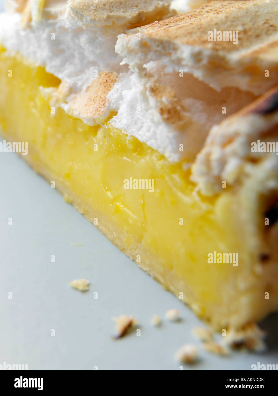 Una rebanada de pastel de merengue de limón en inglés alimentos