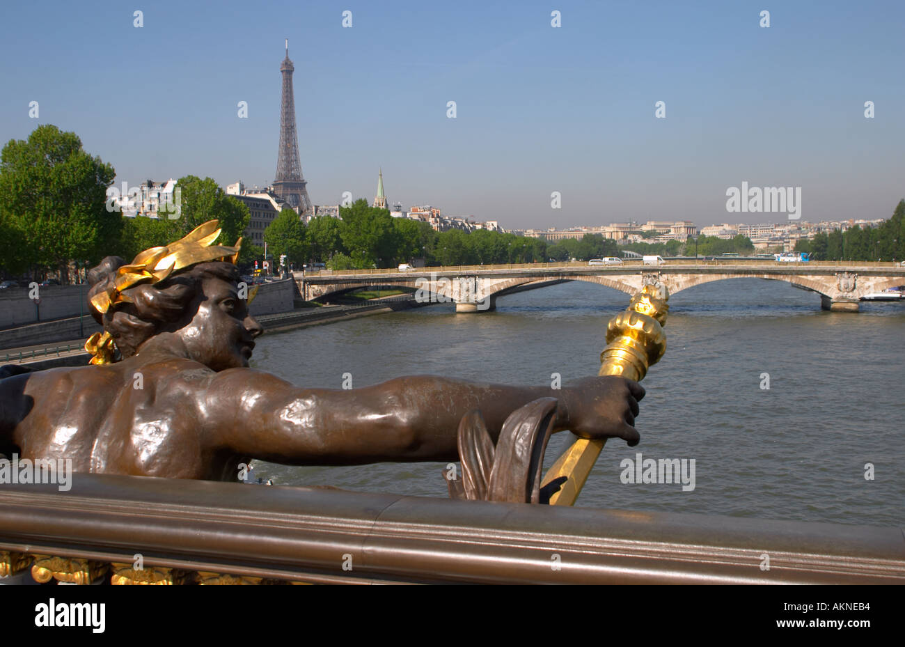 Les Nymphes de la Néva por Georges Récipon Pont Alexandre III Puente París Francia Foto de stock