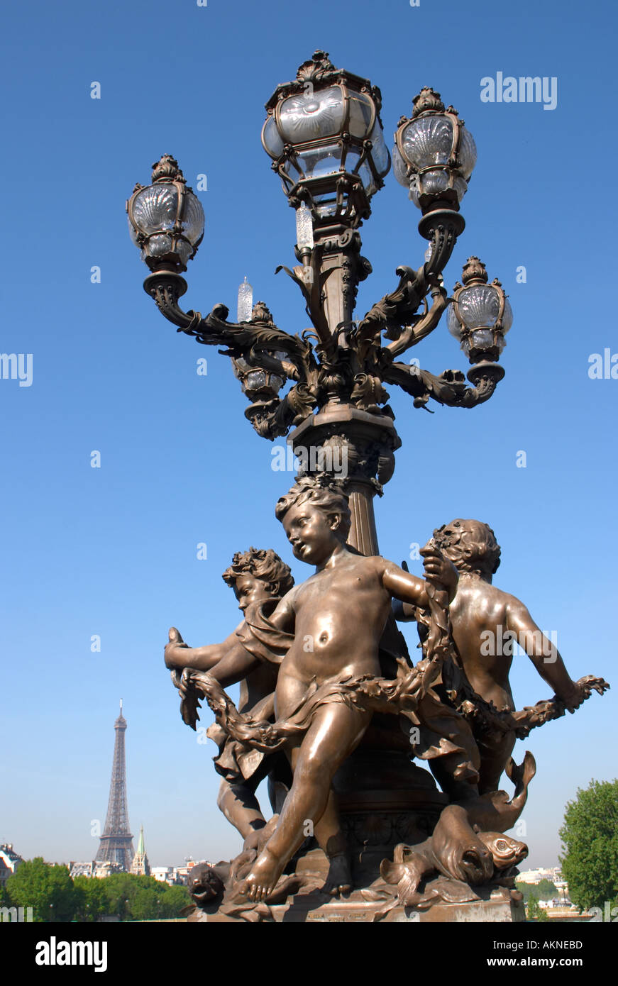 Lampost con ' Ronde des Amours' (1899 - Henri Gauquié) escultura en puente el puente Alexandre III, París, Francia Foto de stock