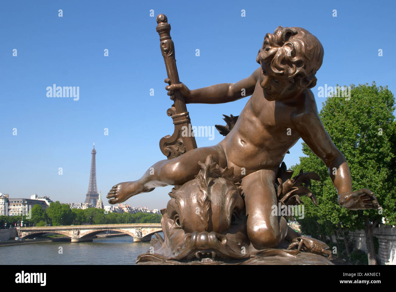 Estatua en el puente Alexandre III Puente París Francia Foto de stock
