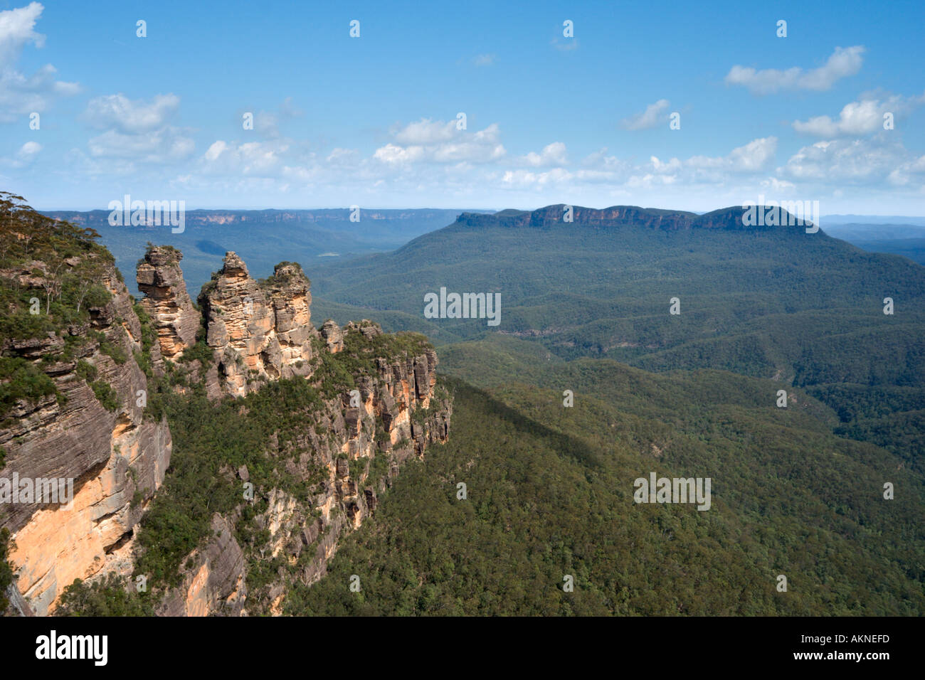 Las tres hermanas y el monte a Gibraltar de Echo Point, Blue Mountains, en New South Wales, Australia Foto de stock