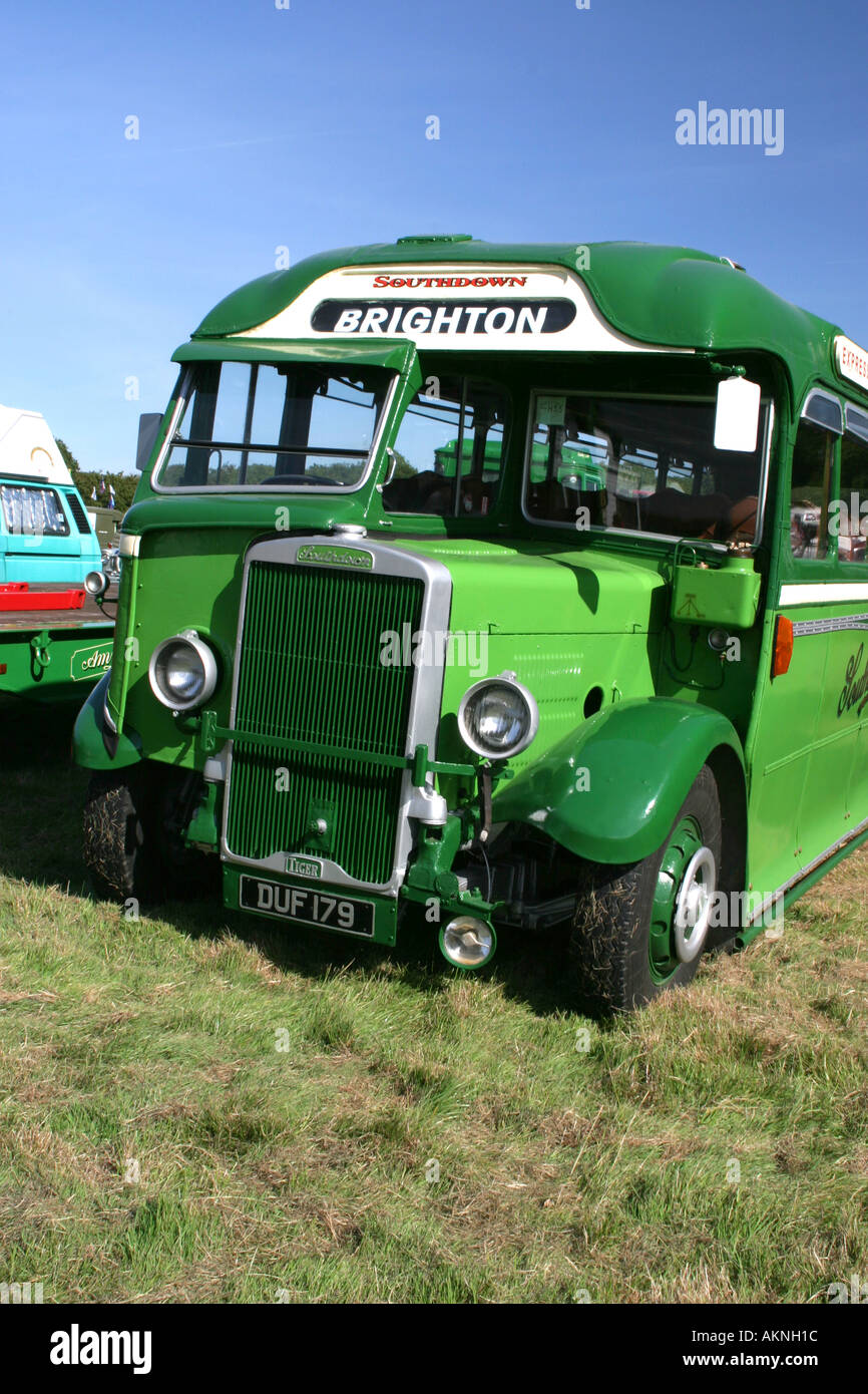 Classic UK autocares y autobuses en un cuerpo Harrington 1937 Tiger TS1179 Foto de stock