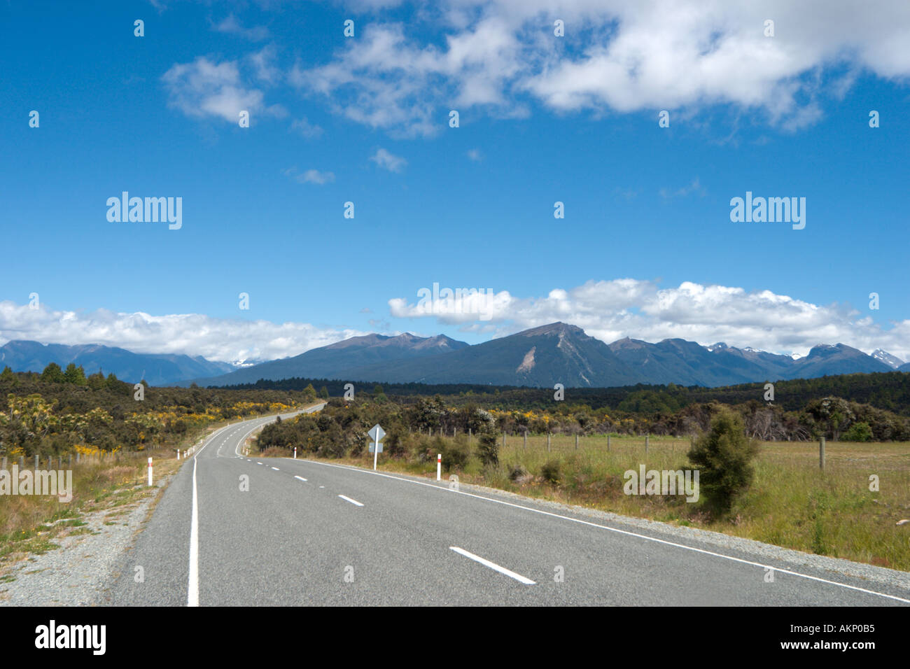 Abrir camino entre Milford Sound y Te Anau, Isla del Sur, Nueva Zelanda Foto de stock