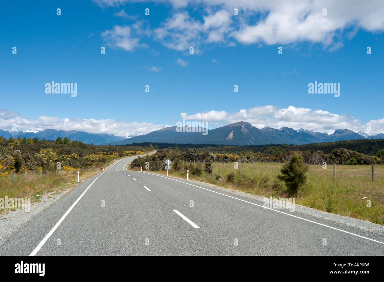 Abrir camino entre Milford Sound y Te Anau, Isla del Sur, Nueva Zelanda Foto de stock