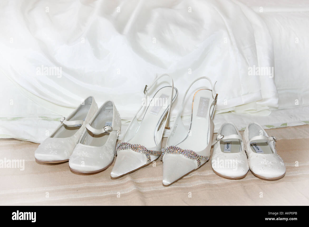Novias zapatos de novia y sirvientas en piso con vestido de novia en el día  de la boda Fotografía de stock - Alamy