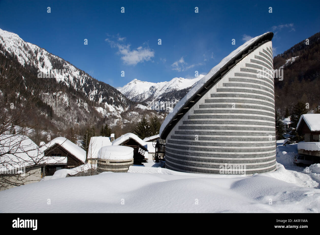 Suiza Cantón Tessin Maggia Valle Maggia la aldea de Mogno. Iglesia del arquitecto Mario Botta Foto de stock