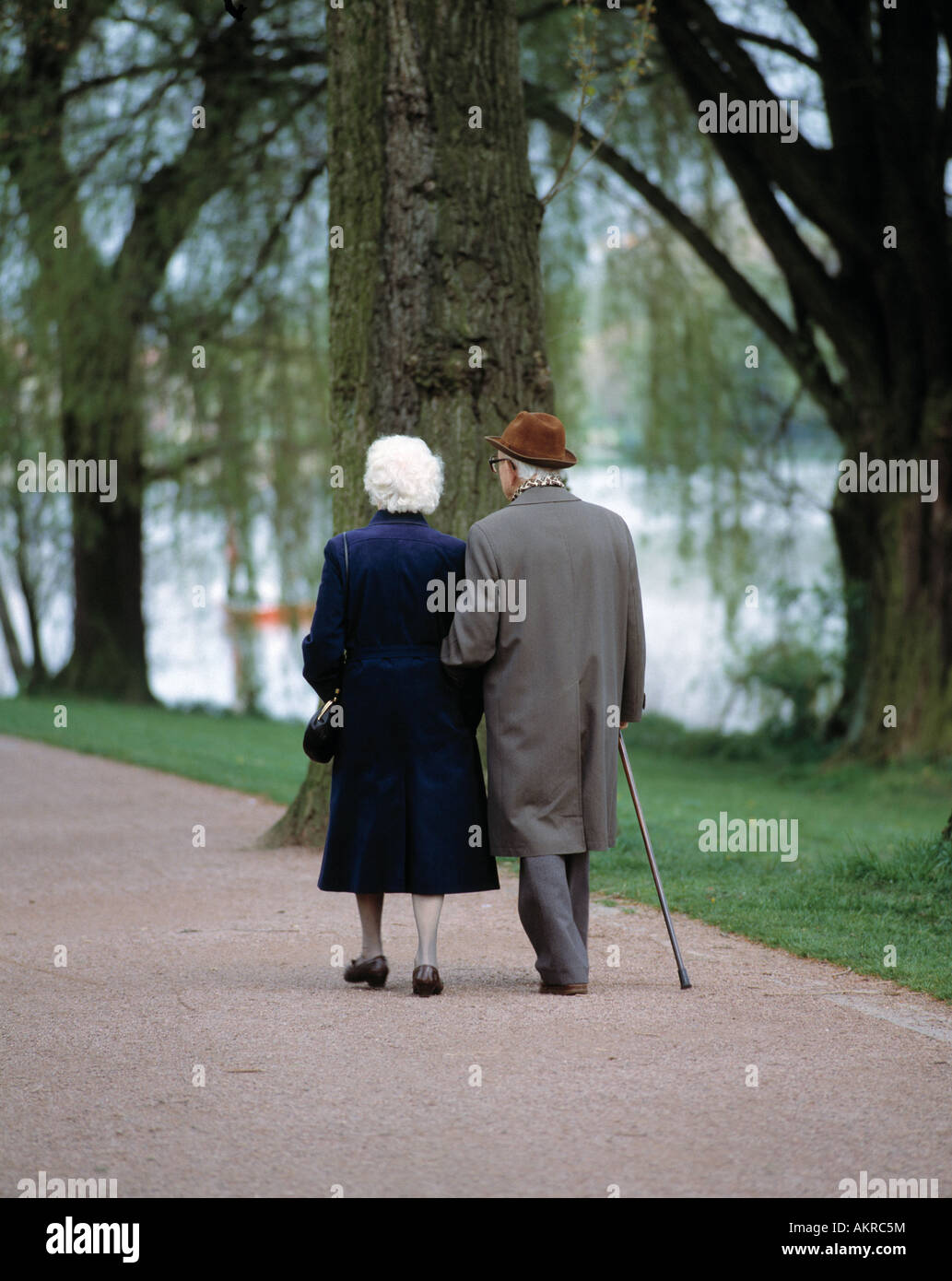Pareja de ancianos, pareja, caminando en un parque Foto de stock