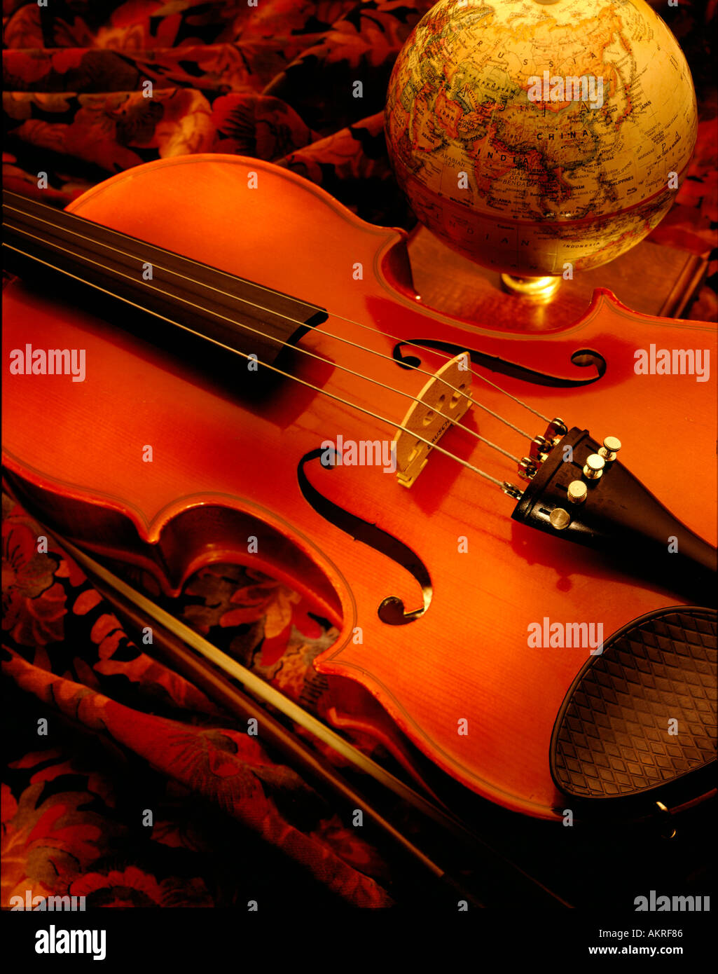 Cerca de violín y pequeño globo terráqueo Foto de stock