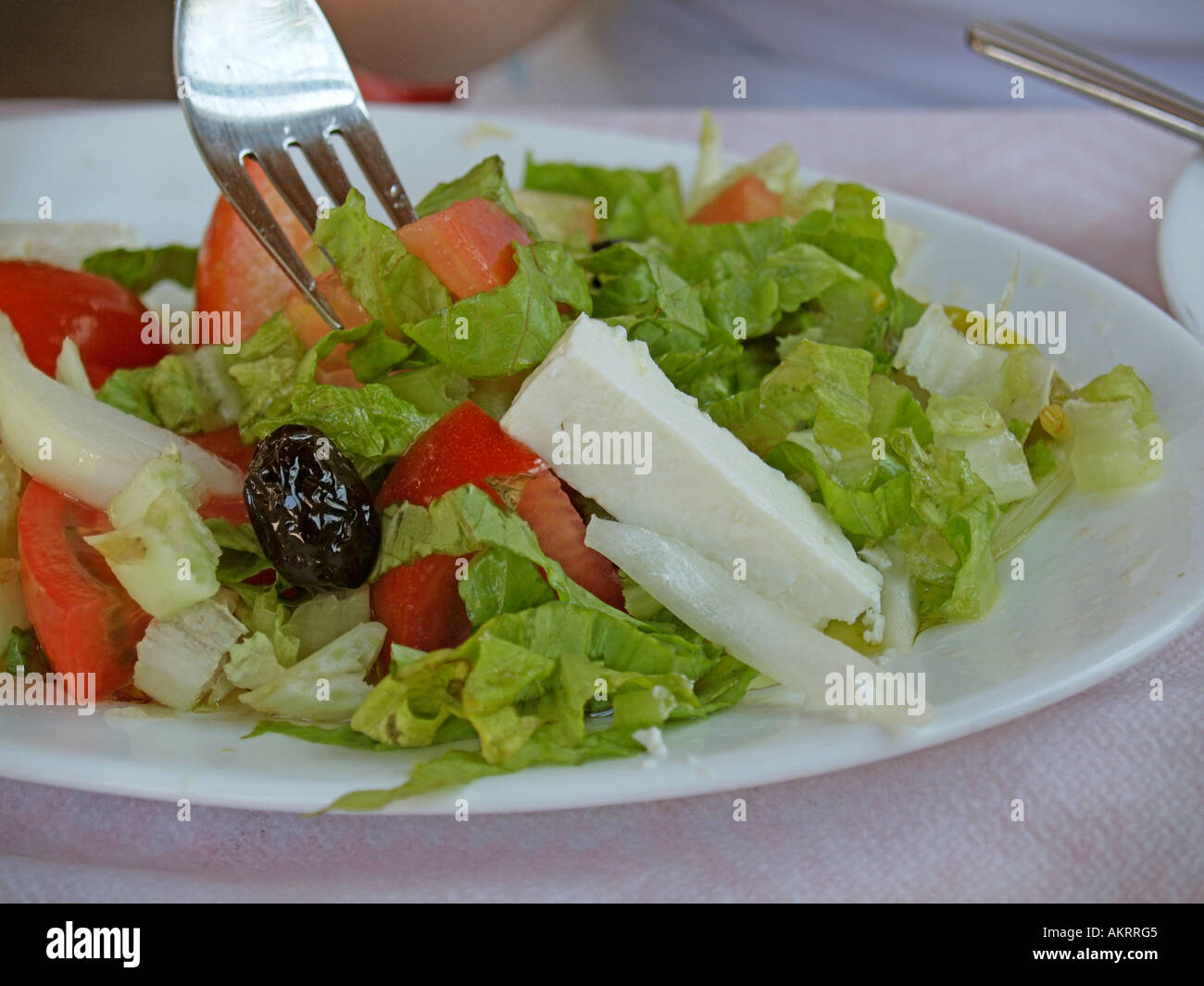 Placa con ensalada griega con queso feta y aceitunas de ovejas Foto de stock