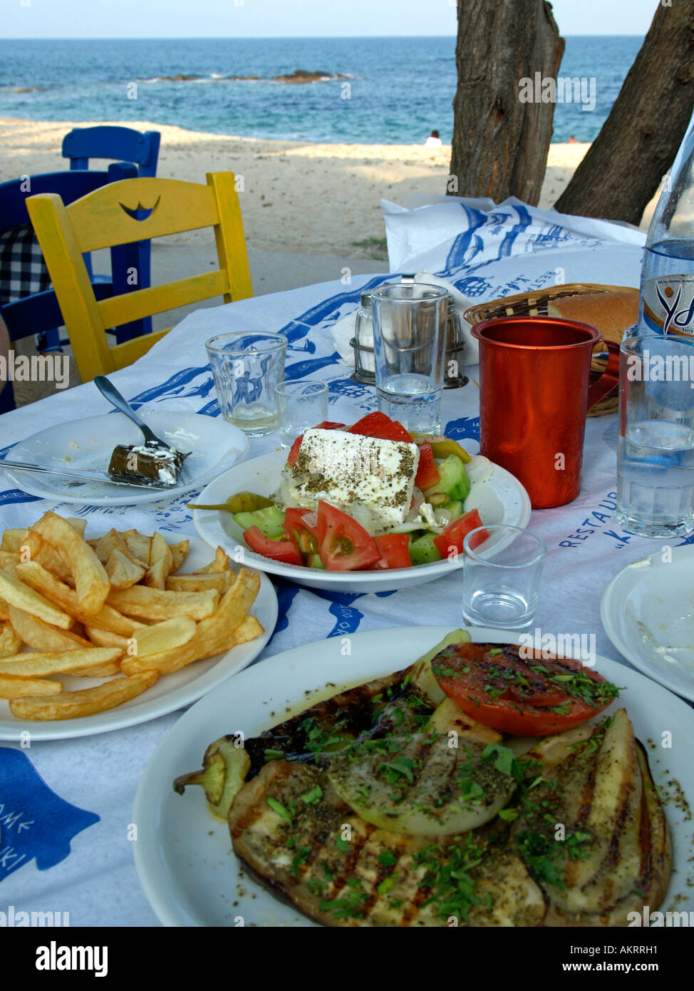 Comida típica griega ensalada griega verduras grilladas berenjenas berenjena calabacín cougette tomates cebollas patatas fritas en olive Foto de stock