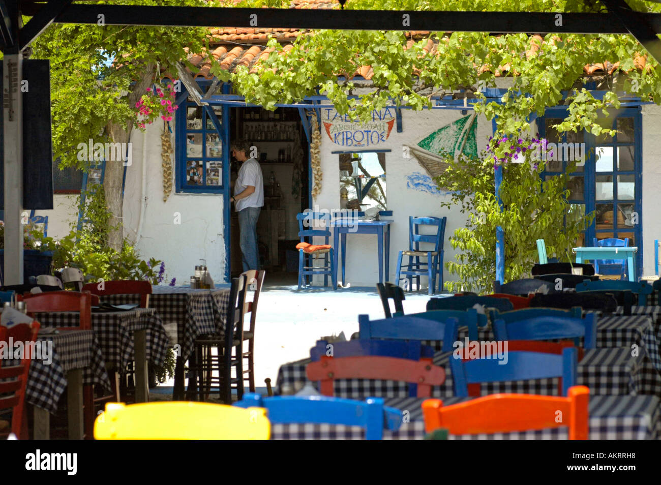 Griego típico restaurante con terraza al aire libre en la península de Halkidiki Sarti Chalkidiki Sithonia Macedonia Foto de stock
