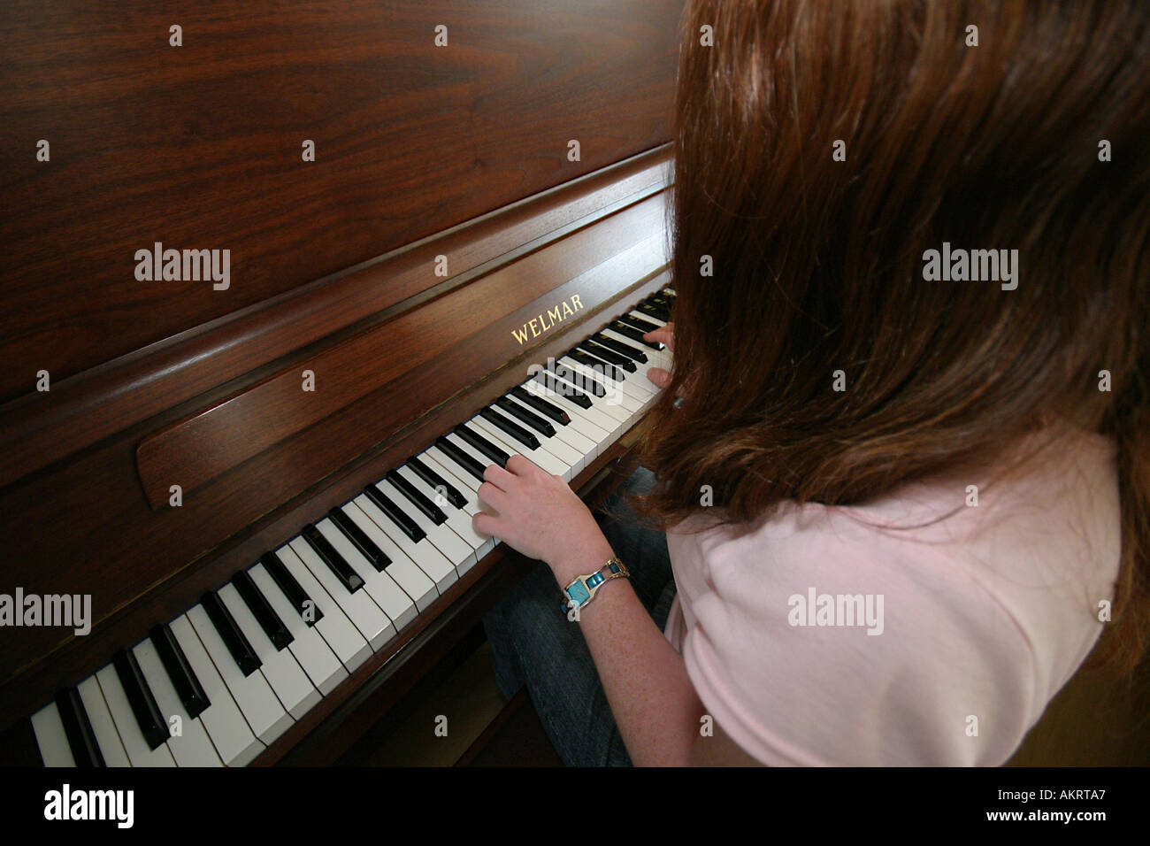 Instrumento parecido a un piano fotografías e imágenes de alta resolución -  Alamy