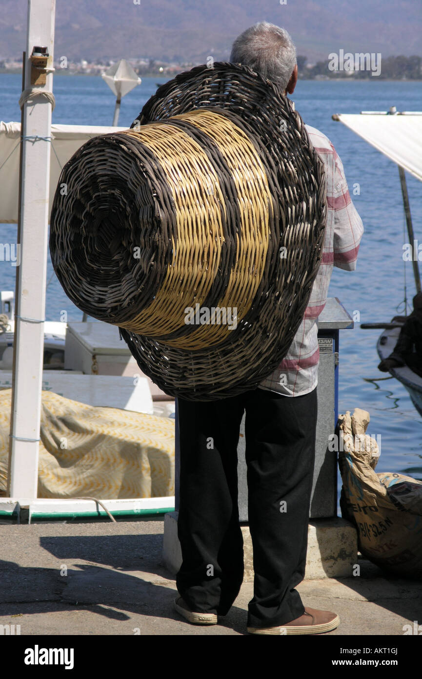Pescador en Turquía con la tradicional cesta de pescado Foto de stock