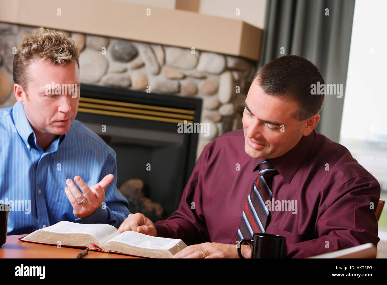 Dos hombres estudiando la Biblia Foto de stock