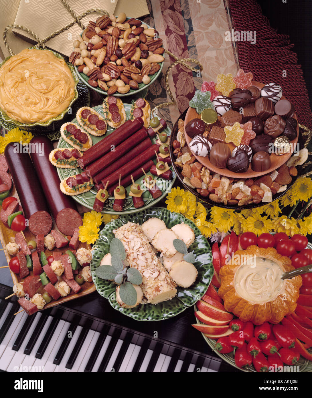 Estilo fiesta surtido de aperitivos aperitivos dulces embutidos quesos  nueces dips flores chocolat chocolate aparece en grand piano Fotografía de  stock - Alamy