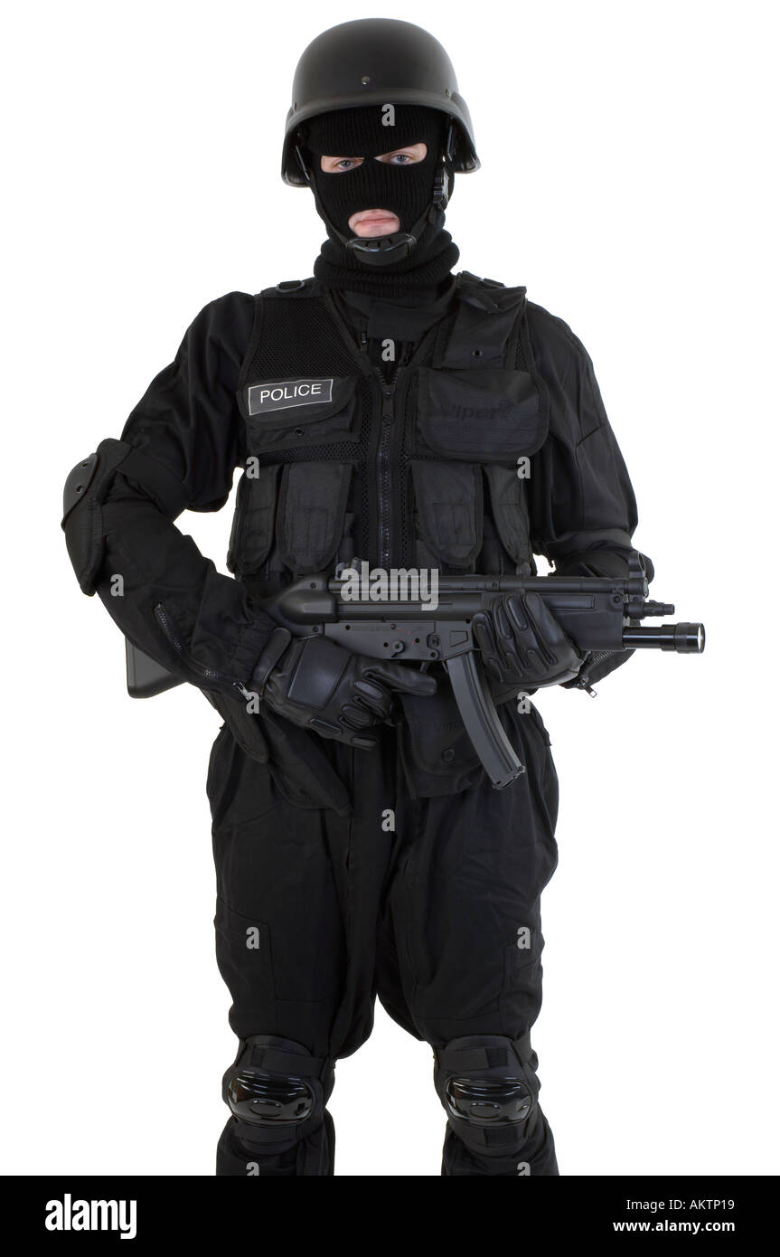Un oficial de policía vestido con un uniforme antidisturbios SWAT TEAM  holding y disparando una ametralladora automática de mp5 Fotografía de  stock - Alamy