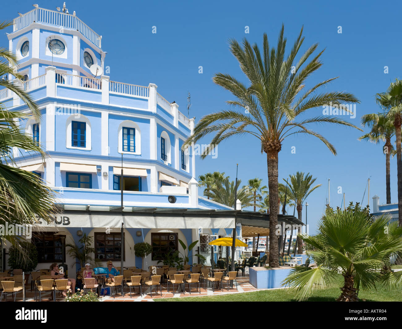Bar en el puerto deportivo de Estepona, Costa del Sol, Andalucía, España  Fotografía de stock - Alamy