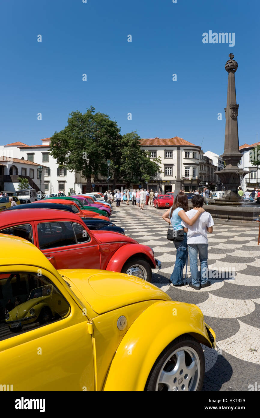 Coches Volkswagen Carocha reunirse (Clube da Madeira), Praça do Municipio (Plaza Principal), Funchal, Madeira, Portugal Foto de stock