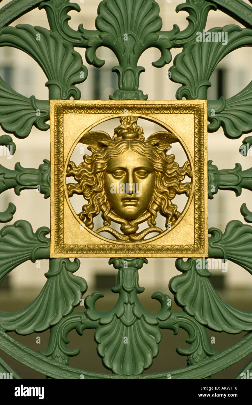 Turín, Italia Detalle de cara a las puertas de hierro fundido del Palacio Real. Foto de stock
