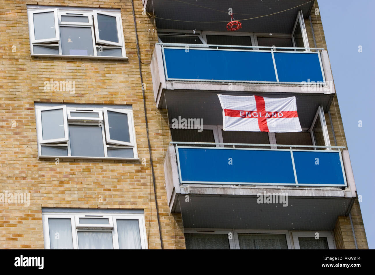 partidario-del-futbol-s-balcon-decorado-con-una-bandera-de-inglaterra-akw8t4.jpg