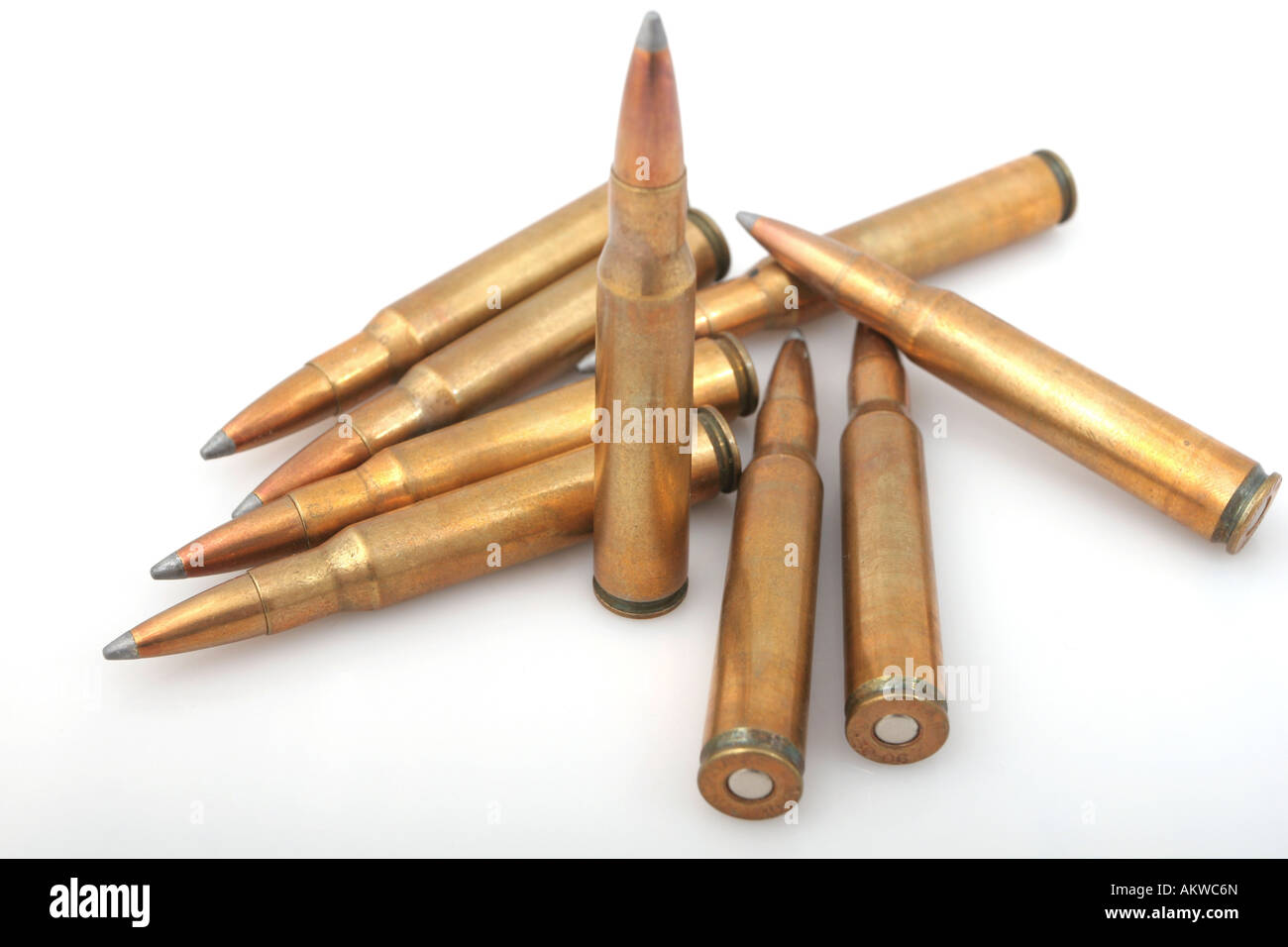 Montón de balas de rifle de gran calibre 30 06 aislado en blanco Foto de stock