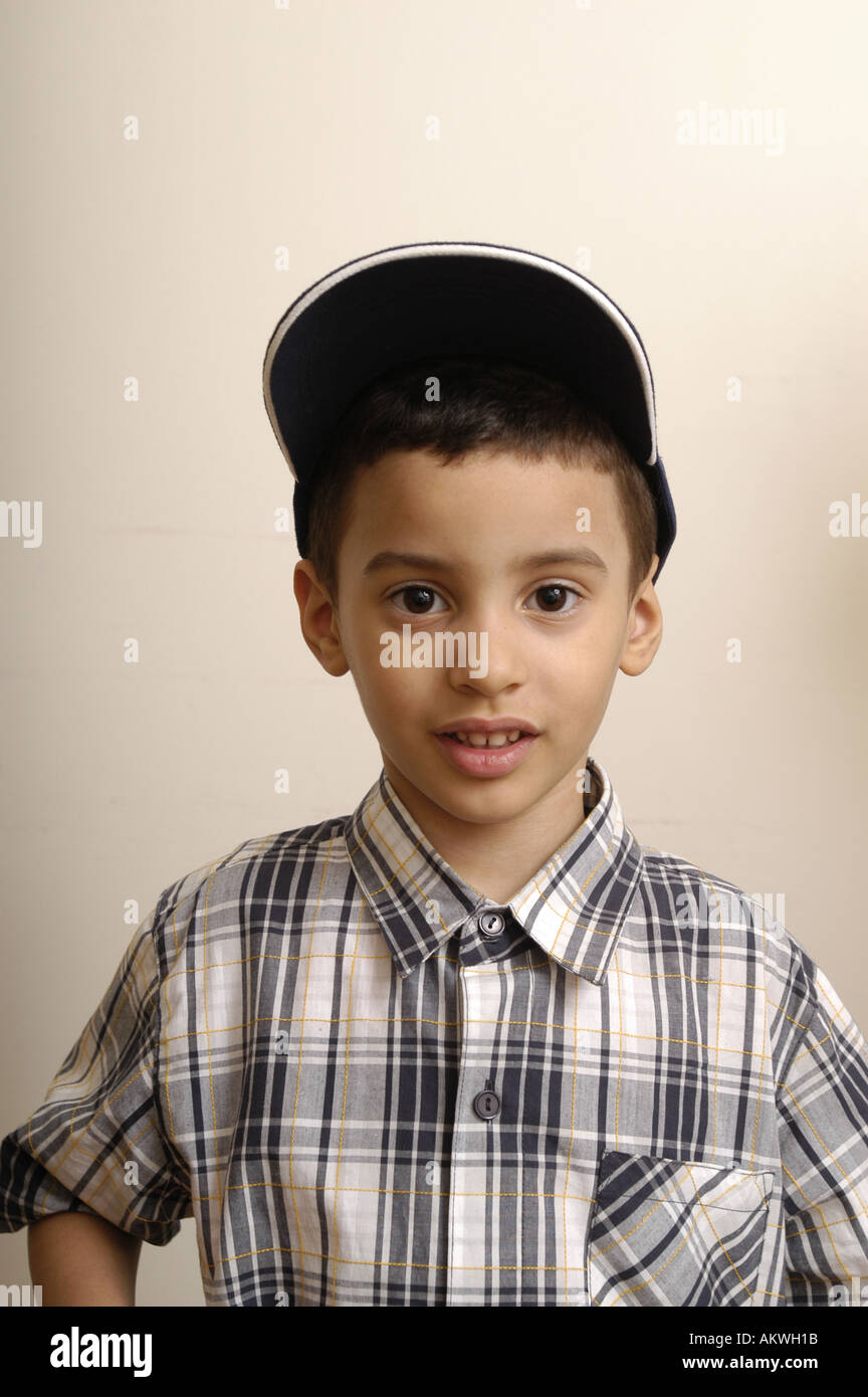 Un retrato de un joven latino niño llevaba una camisa de cuadros escoceses  y una gorra de béisbol Fotografía de stock - Alamy
