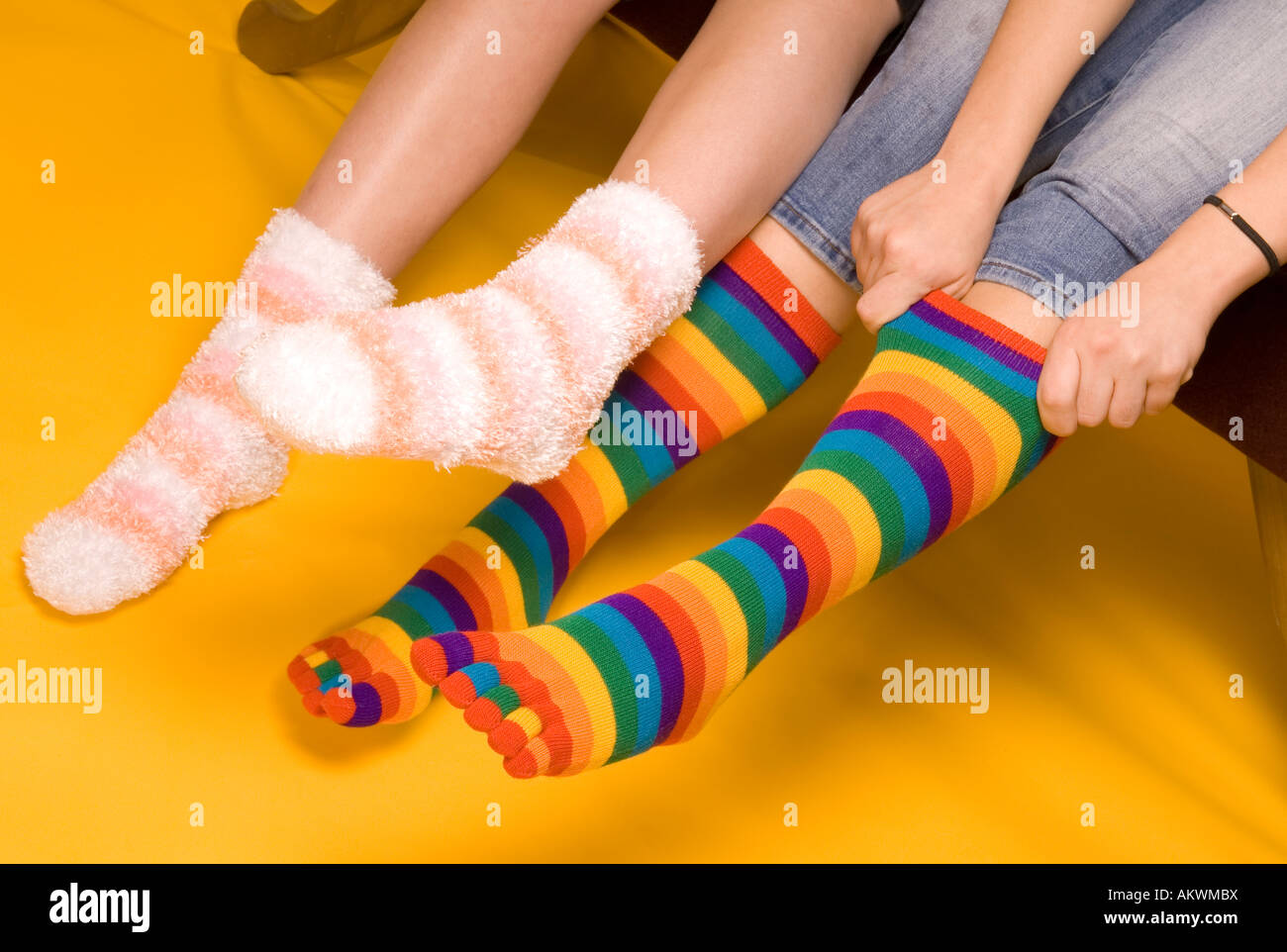 Close-up de una niña de la piernas vistiendo patines y calcetines largos  Fotografía de stock - Alamy
