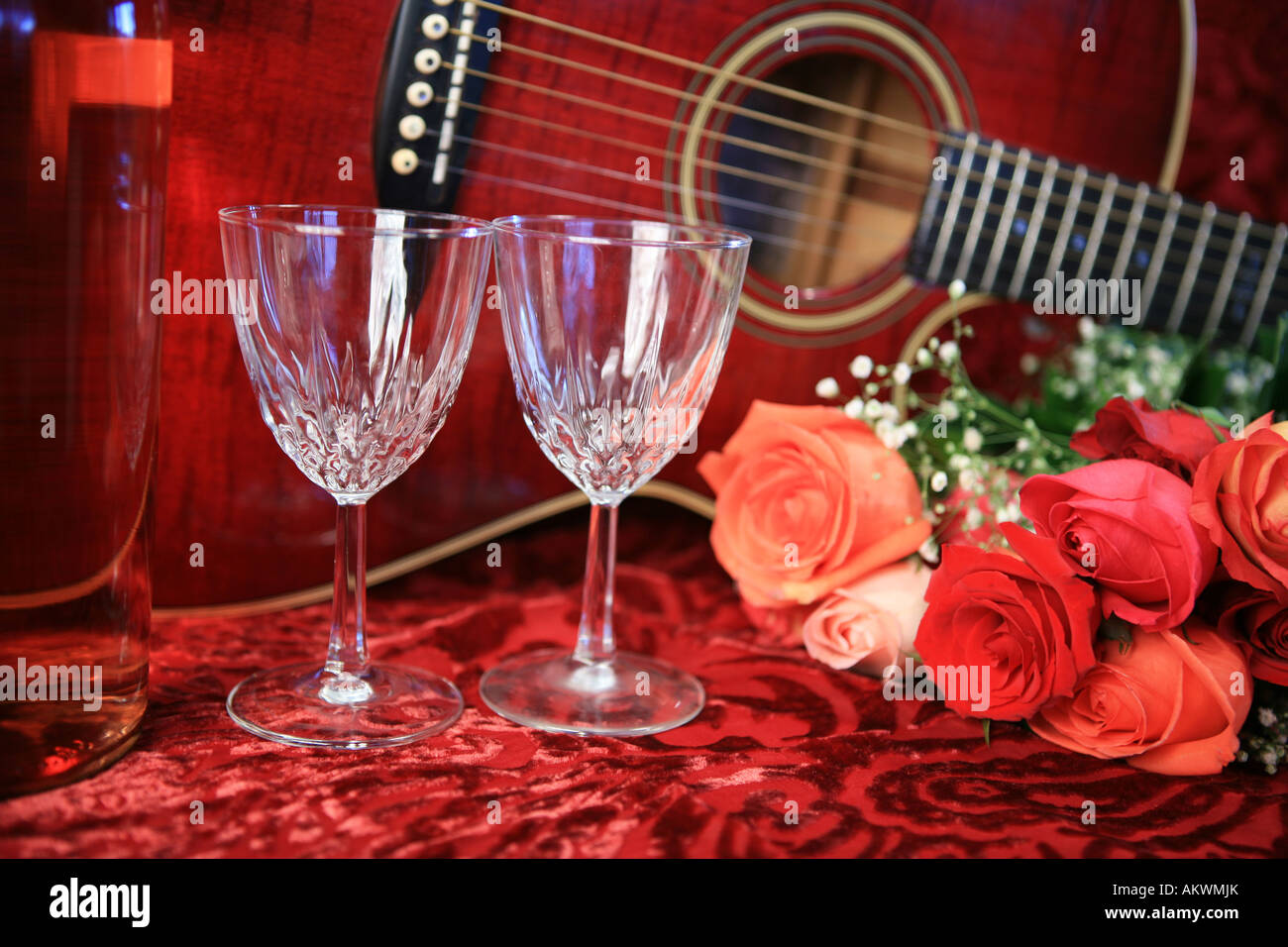 Guitarra acústica con rojo de vino y rosas Fotografía de stock - Alamy