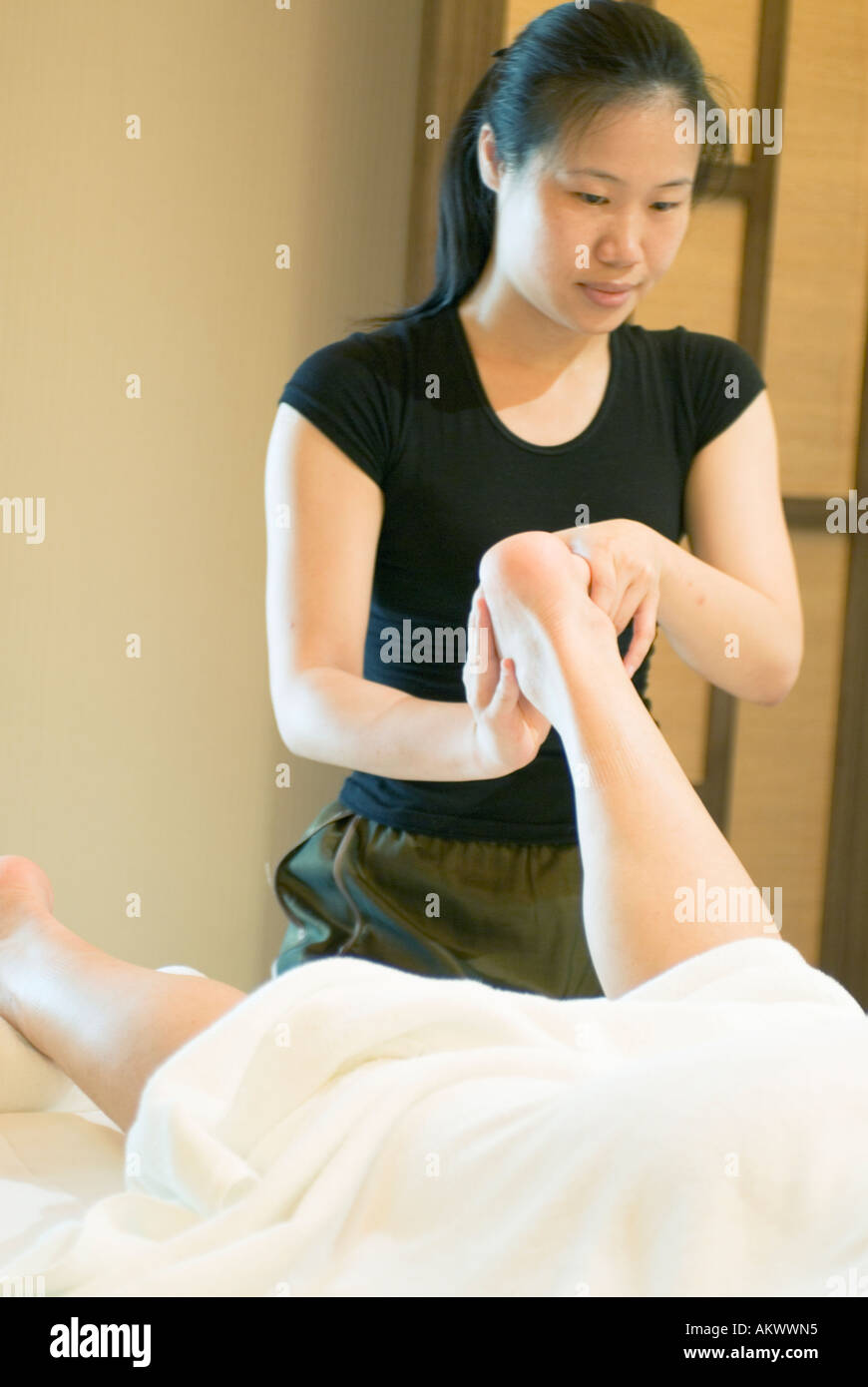 Chica asiática masajista dando masajes de pies en la sala de spa de salud  de China Taipei Taiwán Fotografía de stock - Alamy