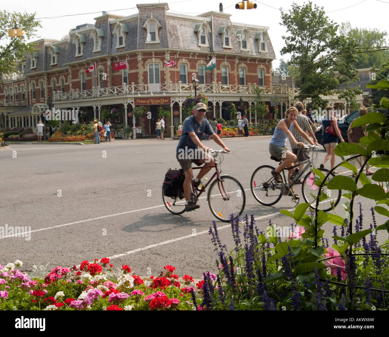 Gente en bicicleta pasado el Prince of Wales Hotel Vintage en