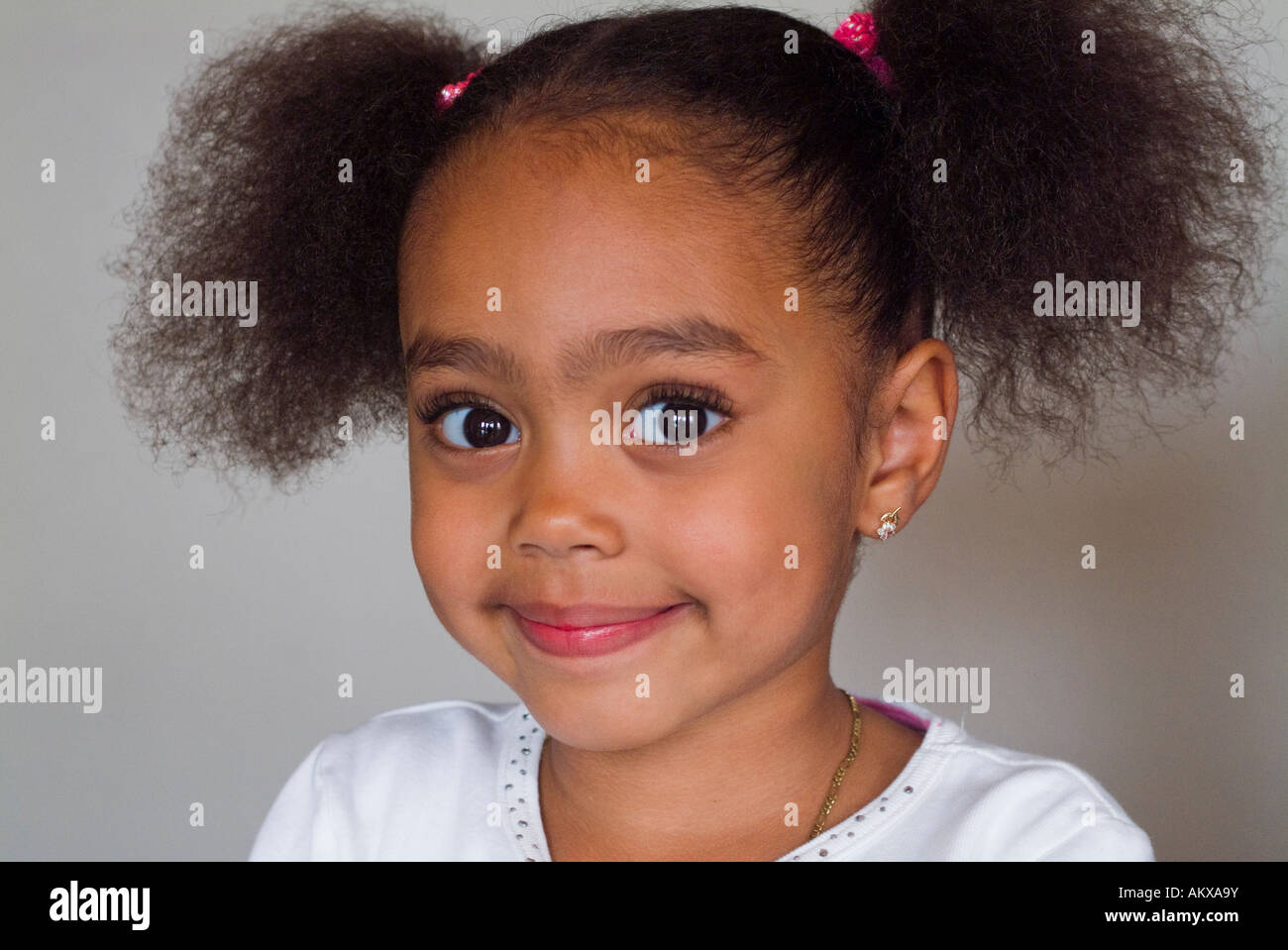 Retrato de muy niña negra Fotografía de stock - Alamy